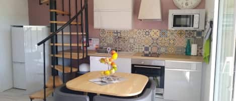 Køleskab, mikrobølgeovn, ovn, kogeplade