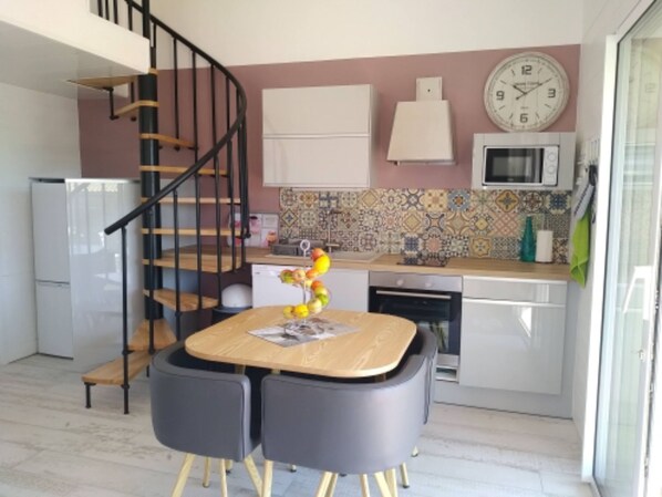 Réfrigérateur, four à micro-ondes, un four, surface de cuisson