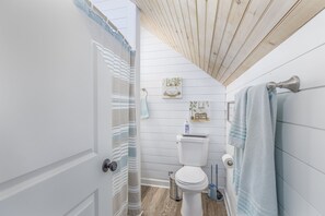 Combined shower/tub, towels, soap, toilet paper