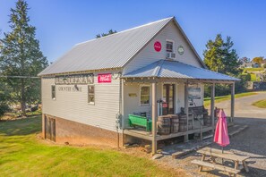 Exterior - Loft at the Country Store! Unique Southern Stay! 1bed, 1bath (Bean Station)
