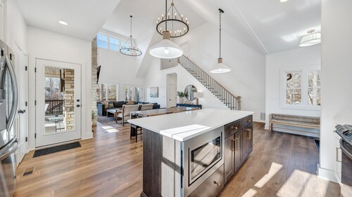 Beacon Pointe, New 7-Bed Lakefront Luxury w/ Covered Decks + Heated Salt Water Pool, Hot Tub, Dock!