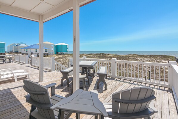 Outdoor dining - #12 Sea Turtle West. Gulf front. beautifully decorated 2 level duplex with boardwalk and access to two pools.. (Gulf Shores)