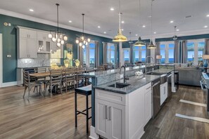 Réfrigérateur, micro-ondes, lave-vaisselle, cafetière/bouilloire