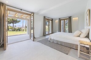 5 bedrooms, iron/ironing board, bed sheets
