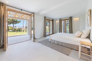 5 chambres, fer et planche Ă repasser