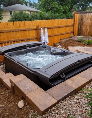 Outdoor spa tub - Near Downtown« Hot Tub┃Firepit┃Fenced Yard (Colorado Springs)