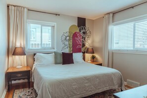 4 chambres, bureau, fer et planche à repasser, lit parapluie