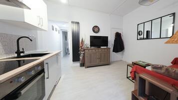 Een koelkast, een microgolfoven, een oven, een kookplaat