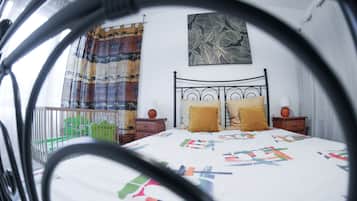 2 slaapkamers, een bureau, een strijkplank/strijkijzer, gratis wifi