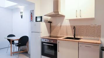 Een koelkast, een microgolfoven, een oven, een kookplaat