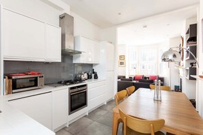 Fridge, microwave, oven, stovetop - Spacious Apartment near Portobello Road (London)