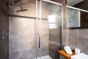 Baignoire, sèche-cheveux, serviettes fournies