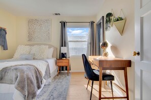 3 bedrooms, desk, iron/ironing board, free WiFi