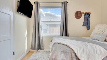 3 bedrooms, desk, iron/ironing board, free WiFi