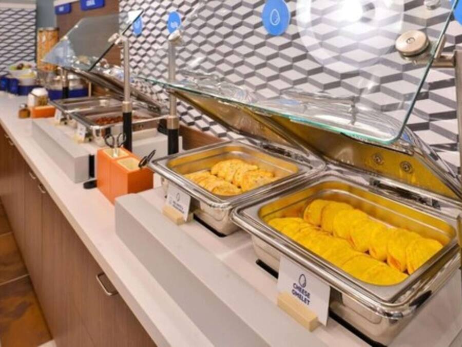 Café da manhã com buffet grátis todos os dias