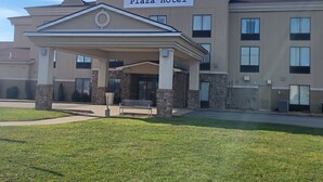 Le Kittanning Plaza Hotel se distingue par son entrée couverte, ses piliers en pierre et sa pelouse bien entretenue.