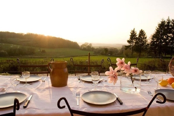 Outdoor dining - Magnificent Ferme morvandelle des Roussis (Saint-Germain-des-Champs)