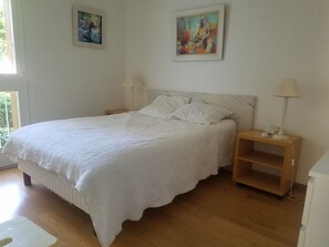 A bedroom with a bed, two bedside tables, and two wall-mounted lamps. -  LOVELY APART 2 BEDROOMS FOR 5-GARDEN GARAGE NEAR BEACHES PORT AND CITY CENTER (Cassis)