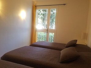 2 habitaciones, escritorio y tabla de planchar con plancha 