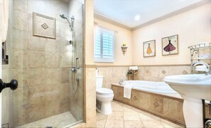 Baignoire, sèche-cheveux, serviettes fournies, savon