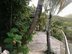 Property grounds - Terrace room and small West Indian carbet overlooking the bay (SAINT MARTIN)