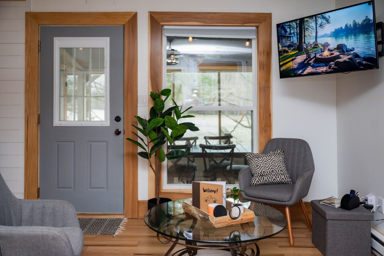 TV connectée, cheminée, jeux vidéo, livres