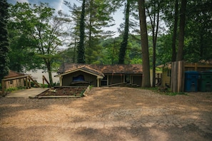 Property grounds - Cozy Cabin on Lake front with Hot tub & firepit (Martinsville)