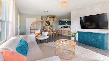 Una televisión, una oficina