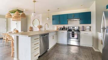 Frigorífico, microondas, horno y placa de cocina