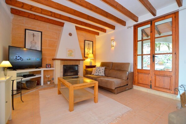 TV, fireplace