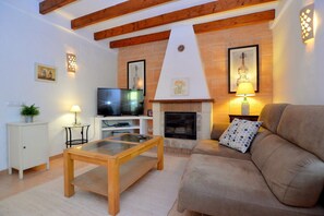 Televisión y chimenea 