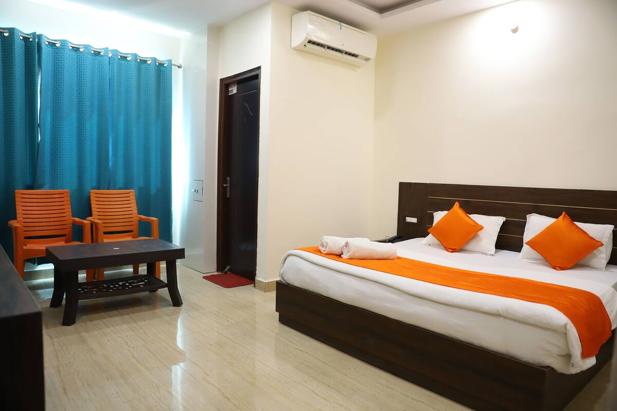Laptop workspace, free WiFi, bed sheets