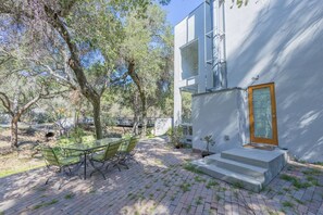 Outdoor dining - The Butterfly House- Malibu Hillside Retreat Under the Stars (Malibu)