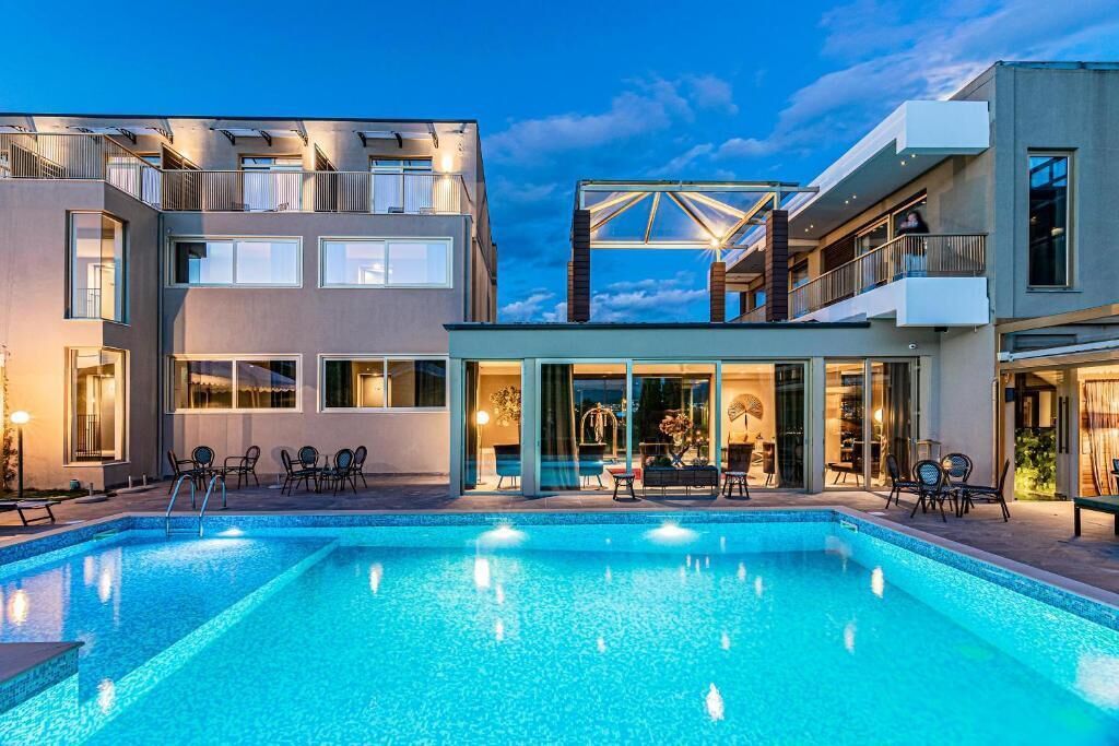 季节性开放的室外游泳池，10:30 至 19:00 开放，日光浴躺椅