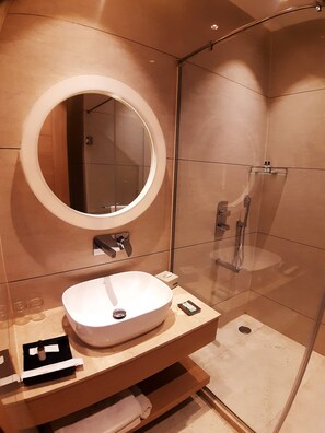 Quarto luxo, 2 camas de solteiro, para não fumantes | Banheiro | Chinelos, toalhas de banho, sabonete, shampoo