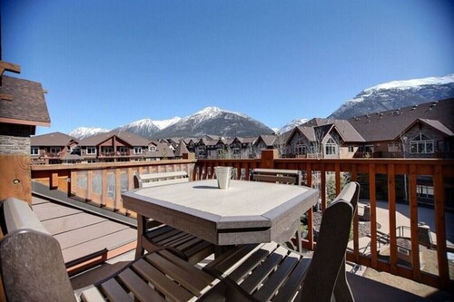Beautiful, Bright 3-Bedroom Suite at Stoneridge