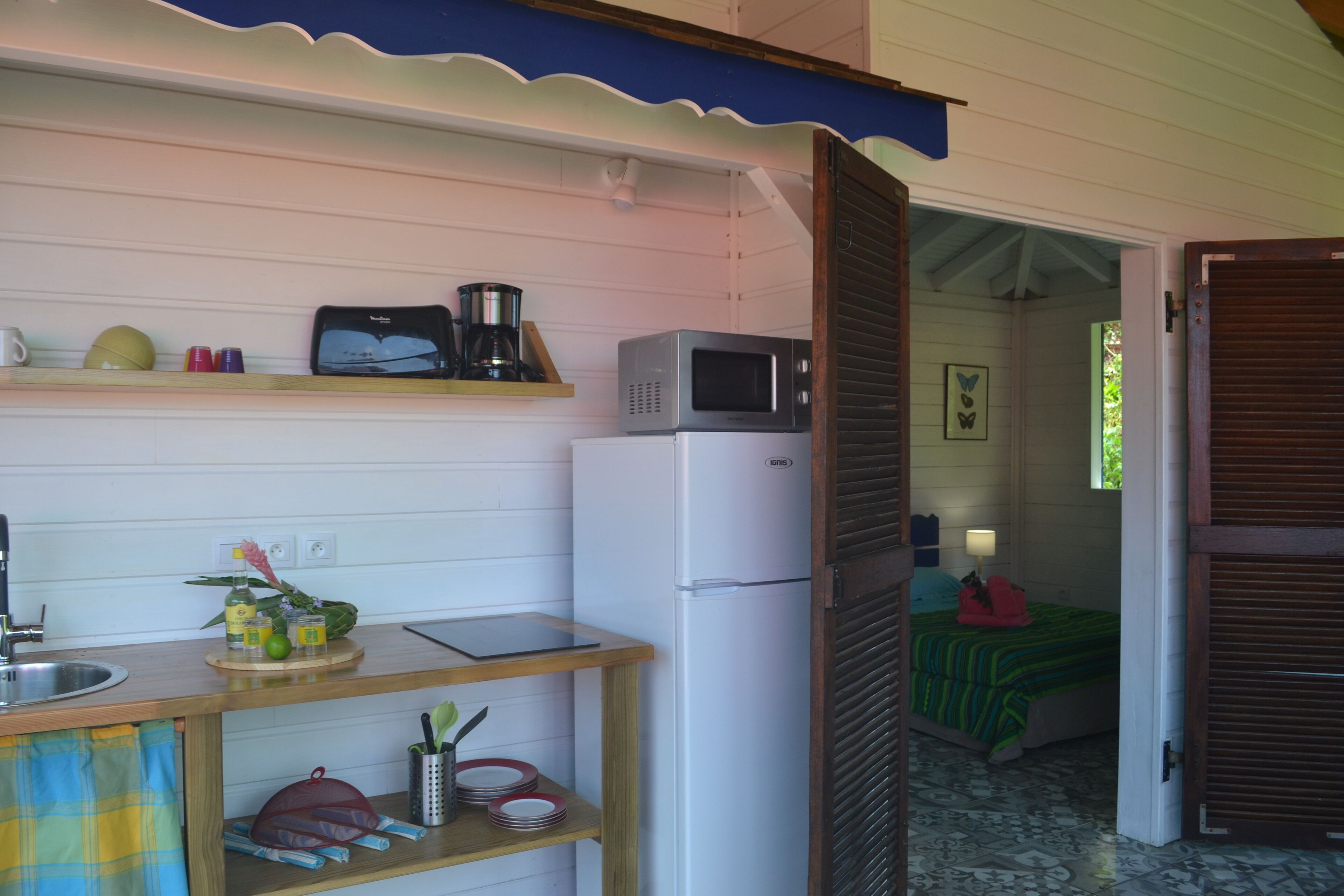 Kühlschrank, Mikrowelle, Herdplatte, Wasserkocher mit Kaffee-/Teezubehör