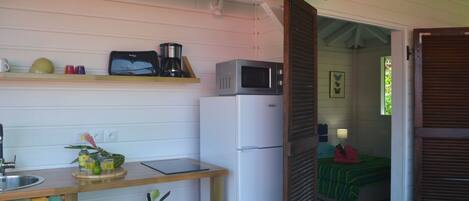 Kühlschrank, Mikrowelle, Herdplatte, Wasserkocher mit Kaffee-/Teezubehör