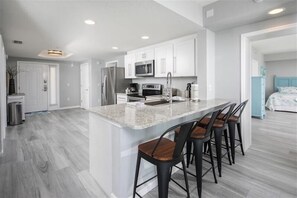 Kjøleskap, mikrobølgeovn, kokeplater og oppvaskmaskin