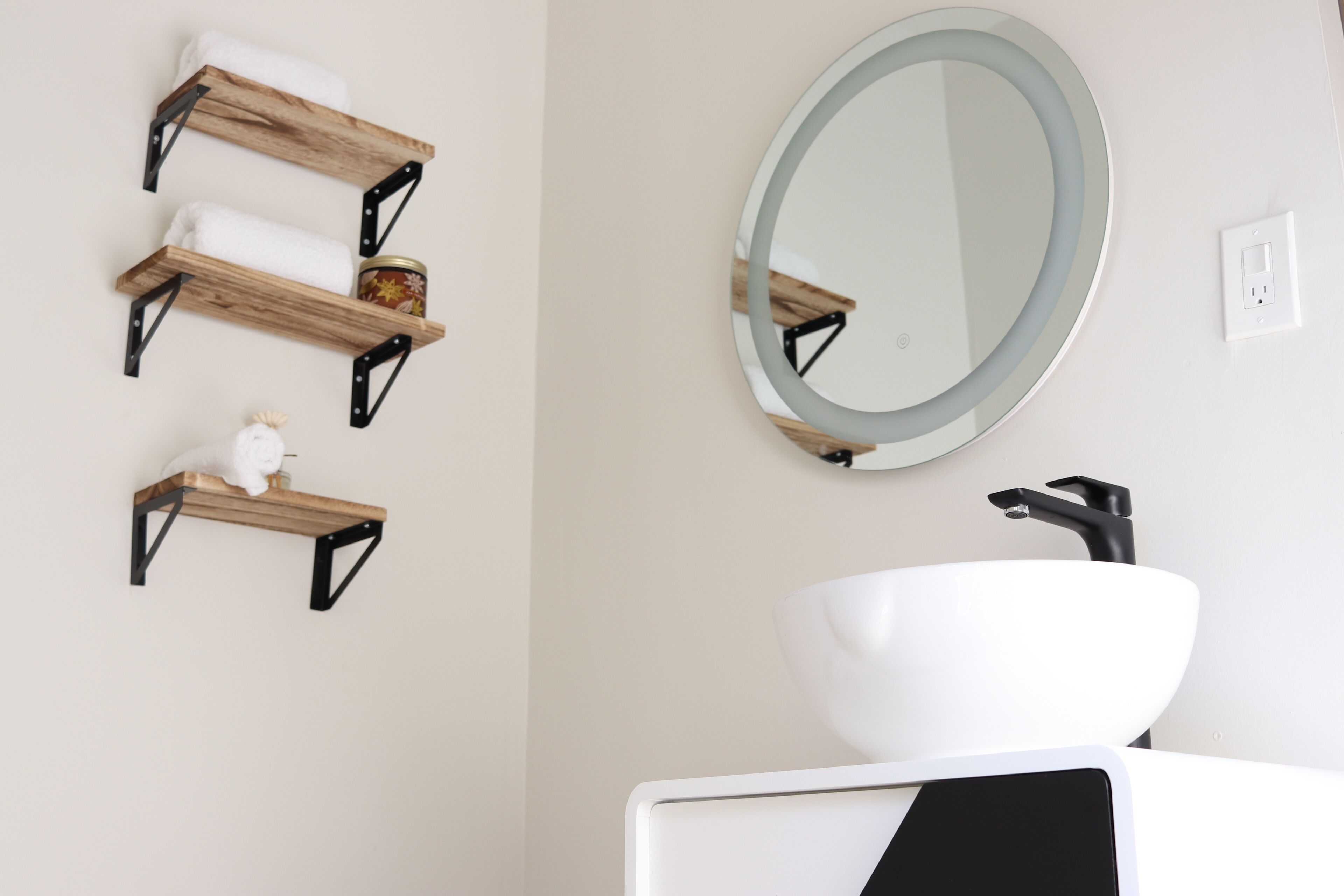 Een douche, handdoeken, zeep, toiletpapier