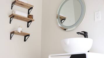 Een douche, handdoeken, zeep, toiletpapier