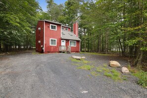 Exterior - Contemporary Escape ⭐️ Hot Tub ⭐️ Karaoke ⭐️ Gaming ⭐️ Fire Pit ⭐️ Lake Access (Tobyhanna)
