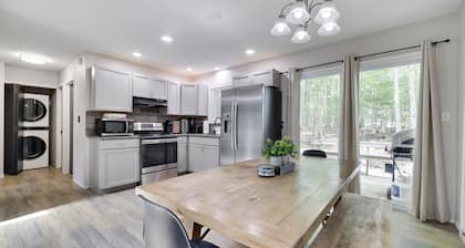 Contemporary Escape ⭐️ Hot Tub ⭐️ Karaoke ⭐️ Gaming ⭐️ Fire Pit ⭐️ Lake Access
