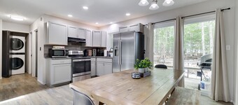 Contemporary Escape ⭐️ Hot Tub ⭐️ Karaoke ⭐️ Gaming ⭐️ Fire Pit ⭐️ Lake Access