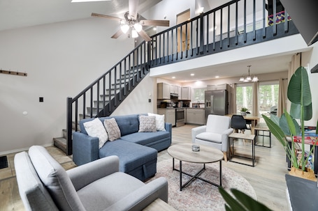 Smart TV, fireplace, video games, table football. Contemporary Escape ⭐️ Hot Tub ⭐️ Karaoke ⭐️ Gaming ⭐️ Fire Pit ⭐️ Lake Access