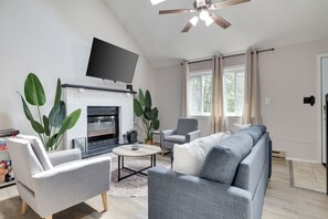 Älytelevisio, takka, videopelejä, pöytäjalkapallopöytä