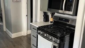 Kaffetrakter/tekoker, kjøleskap, mikrobølgeovn og ovn