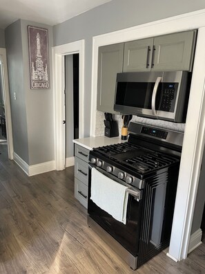 Een koelkast, een magnetron, een oven, een kookplaat