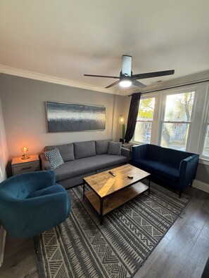 Een smart-tv en een open haard