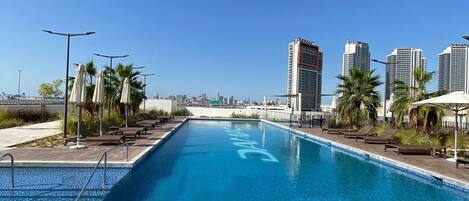 Una piscina al aire libre, una piscina climatizada
